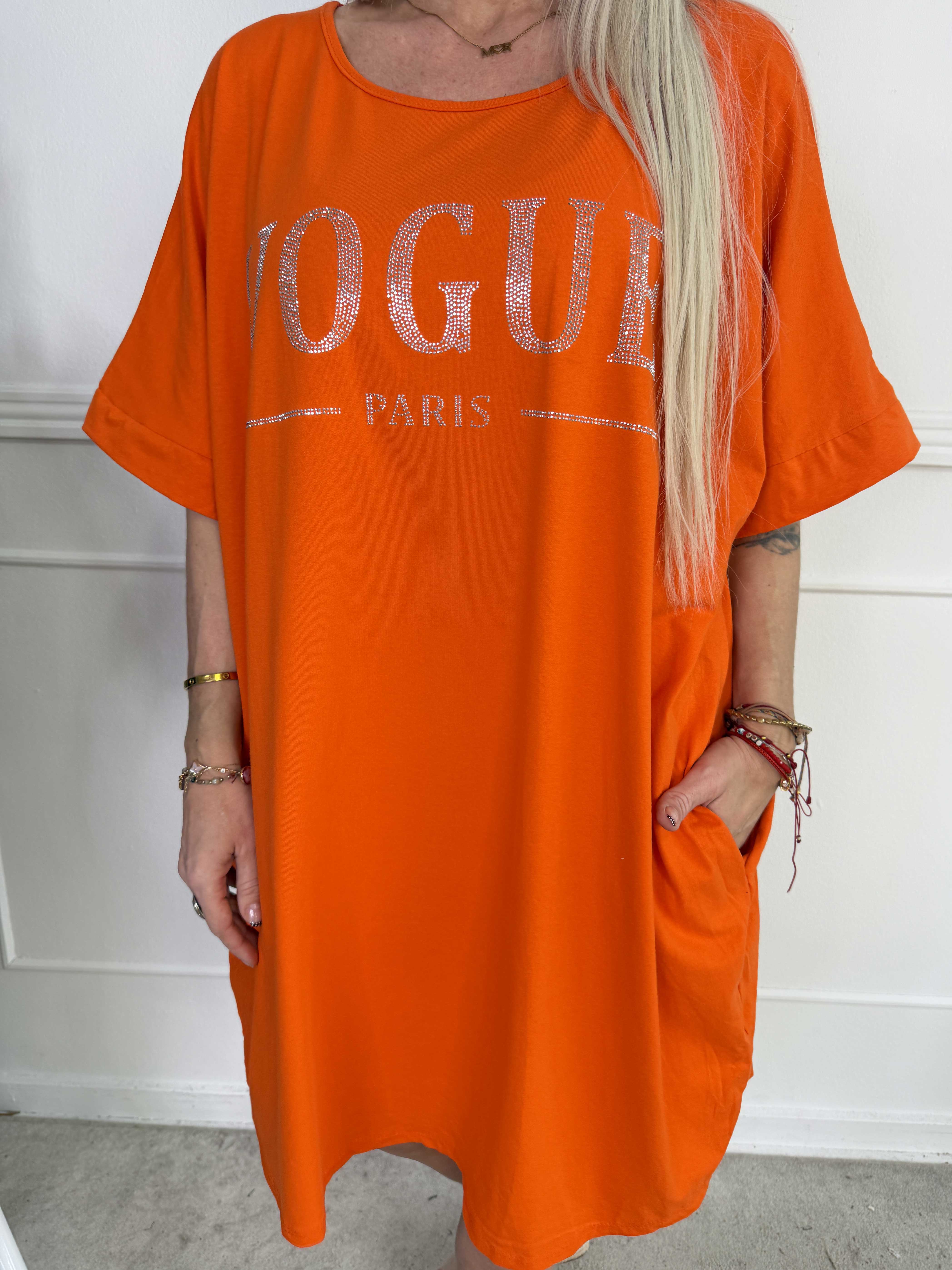 Berna - T-shirtkjole i bomuld med lommer og glimtende “VOGUE”-detalje